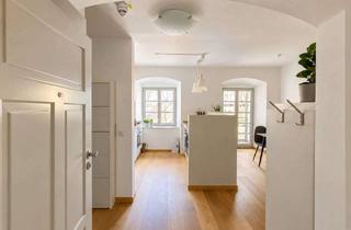 Wohnung mieten in 94315 Straubing, Wohnen im ehemaligen Stadtgefängnis „Fronfeste“ – 2 Zi., Einbauküche, Balkon, Stellplatz