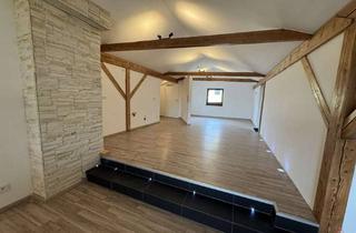 Wohnung kaufen in 93497 Willmering, Holzbalken und Naturstein: bezugsfertige Dachgeschosswohnung in Willmering
