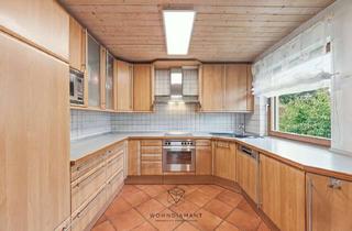 Haus kaufen in 71384 Weinstadt, Vielseitiges Zweifamilienhaus mit Garten, Balkonen & Garagen – direkt an den Weinbergen