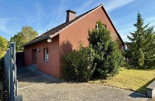 Einfamilienhaus kaufen in 58730 Fröndenberg, Fröndenberg-Warmen: Freistehendes Einfamilienhaus mit Garage in ruhiger Wohn- und Anliegerstraße!