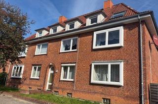 Wohnung kaufen in 24116 Kiel, Lichtdurchflutete 2-Zimmer-Dachgeschosswohnung mit Altbaucharme und ausgebautem Spitzboden