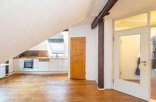 Wohnung mieten in 21682 Stade, Mitten drin statt nur dabei! Gemütliche Dachgeschosswohnung mit Balkonblick in den Klostergarten.