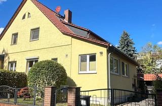 Doppelhaushälfte kaufen in 12621 Kaulsdorf, KAULSDORF: Charmante und modernisierte Doppelhaushälfte mit Keller, Garage und schönem Garten