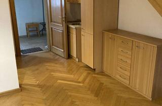 Wohnung mieten in Am Deckersweiher 24, 91056 Kosbach, Geräumige und gepflegte 1-Zimmer-Dachgeschosswohnung mit Einbauküche in Erlangen