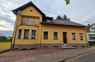 Haus kaufen in 66589 Merchweiler, Großzügiges Wohnhaus mit viel Stellplätzen, Garage und großen Grundstücken