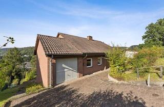 Haus kaufen in 34385 Bad Karlshafen, Modernes Ein- bis Zweifamilienhaus auf großem Grundstück mit Balkon, Garage und Fußbodenheizung