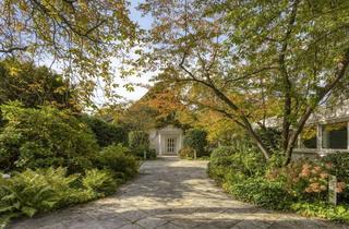 Villa kaufen in 40670 Meerbusch, Villa mit Büroanbau und Schwimmhalle in Meerbusch-Strümp!