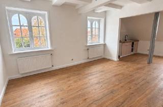 Wohnung mieten in Mühlenstraße 23, 29221 Celle, Helle Dachgeschoss-Maisonette mit Schlossblick – offenes Wohnen auf zwei Ebenen in Celle