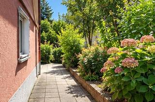 Haus kaufen in 70439 Stammheim, Freistehendes 3-Familienhaus mit Garten, Terrasse und Balkon in Stuttgart-Stammheim