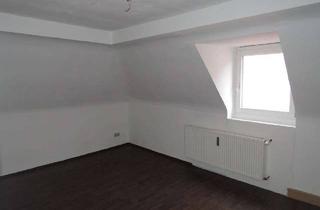 Wohnung mieten in Gutenbergstraße 14, 97080 Grombühl, Gemütliche 2-Zimmer Altbaudachgeschosswohnung in Grombühl - WG geeignet!