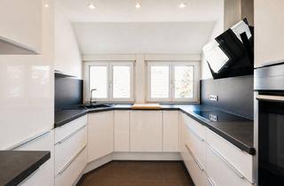 Wohnung kaufen in 70329 Stuttgart, Charmante 3-Zimmer-Dachgeschosswohnung mit traumhafter Aussicht über Uhlbach