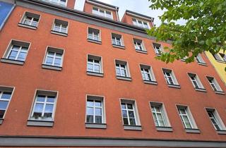 Wohnung kaufen in Alarichstraße, 12105 Tempelhof, Renovierte, leerstehende 2,5-Zimmer-Wohnung mit Einbauküche