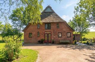 Haus kaufen in 25572 Sankt Margarethen, Stilvolles Reetdachanwesen in direkter Elbdeichlage