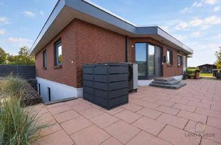 Doppelhaushälfte kaufen in 23730 Neustadt, Modernisierter Flachdachbungalow als Doppelhaushälfte, Pool und PV-Anlage
