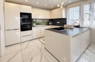 Wohnung kaufen in Ahornweg 12, 51503 Rösrath, Schicke 2- bis 3- Zimmer-Dachgeschoss-EW mit zusätzlicher Spitzbodenfläche und Garage