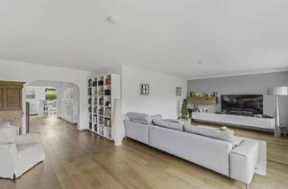 Wohnung kaufen in 40667 Meerbusch, Meerbusch-Büderich: Stilvolle 123 m² Wohnfläche, 55 m² ausgebautes Souterrain, 2 Balkone und Garage