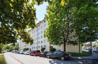 Wohnung kaufen in 81377 München, Bezugsfreie Altbauwohnung in denkmalgeschützter Wohnanlage