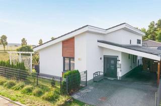 Haus kaufen in 15344 Strausberg, Inkl. PV-Anlage, Wärmepumpe, Einbauküche, Carport: Energieeffizienter Bungalow am Feld in Strausberg