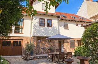 Haus kaufen in 65451 Kelsterbach, Viel Platz für Ihre Wohnideen mit Innenhof, Balkon, Kaminofen, und Doppelgarage in ruhiger Wohnlage