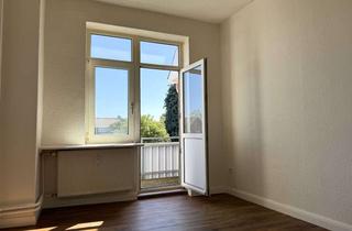 Wohnung kaufen in 25813 Husum, Stadthaus mit drei vermieteten Wohneinheiten in Husum