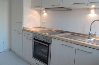 Wohnung mieten in Harksheider Weg 87b, 25451 Quickborn, Sanierte 2,5-Zimmer-Wohnung mit verglaster Loggia, EBK und Stellplatz in Quickborn