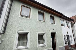 Wohnung kaufen in 83278 Traunstein, Warum denn nur eine Wohnung, wenn Sie ein ganzes Haus haben können? - Reihenmittelhaus sehr zentral!